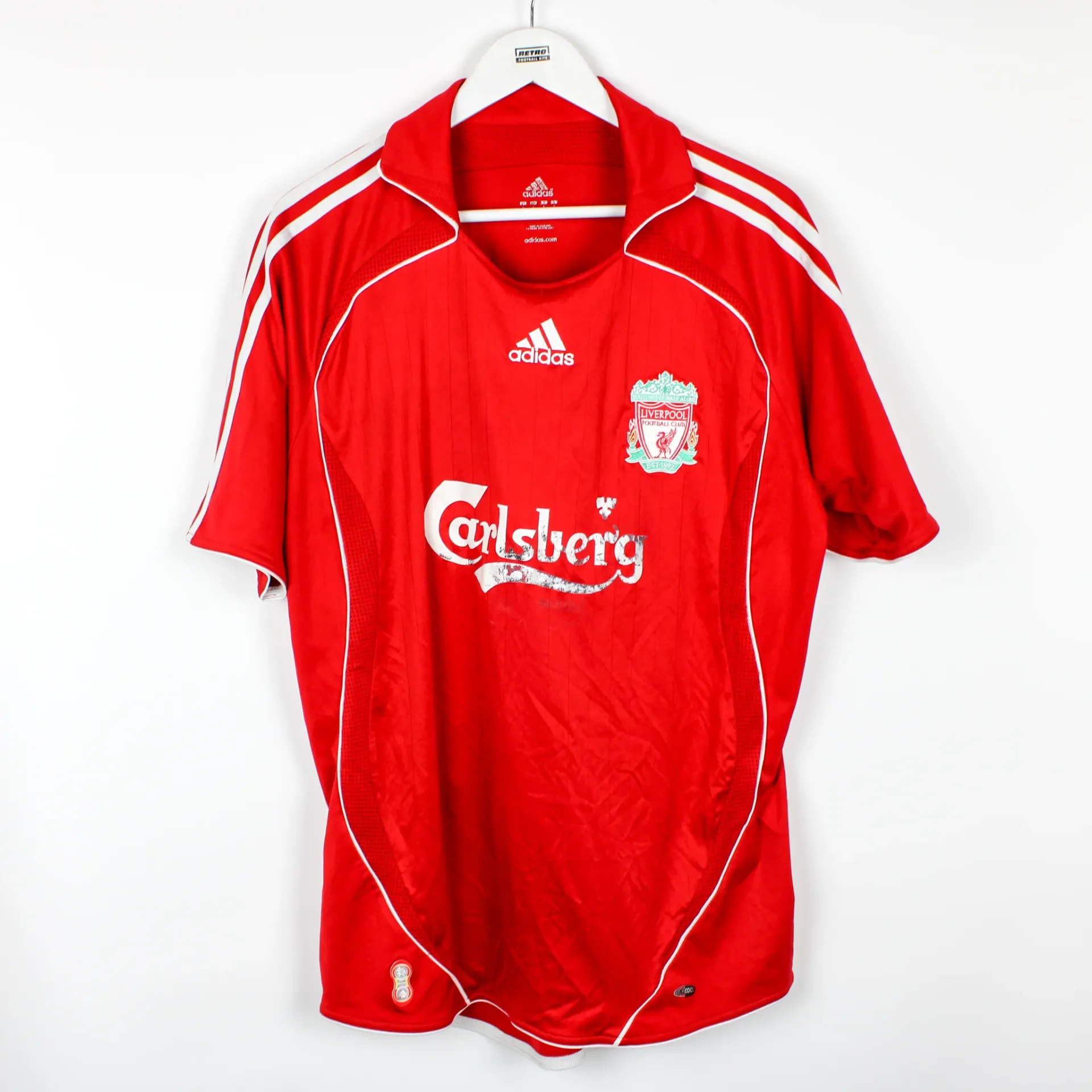 Liverpool FC – Domáci dres (1996–1997) Tento ikonický červený dres od značky Reebok, nosený počas sezóny 1996–1997, je symbolom éry, keď na ihrisku žiarili legendy ako Robbie Fowler, Steve McManaman či mladý Michael Owen. Dres sa vyznačuje klasickým dizajnom s emblémom Liverbird a logom sponzora Carlsberg, čo mu dodáva autentický retro vzhľad.